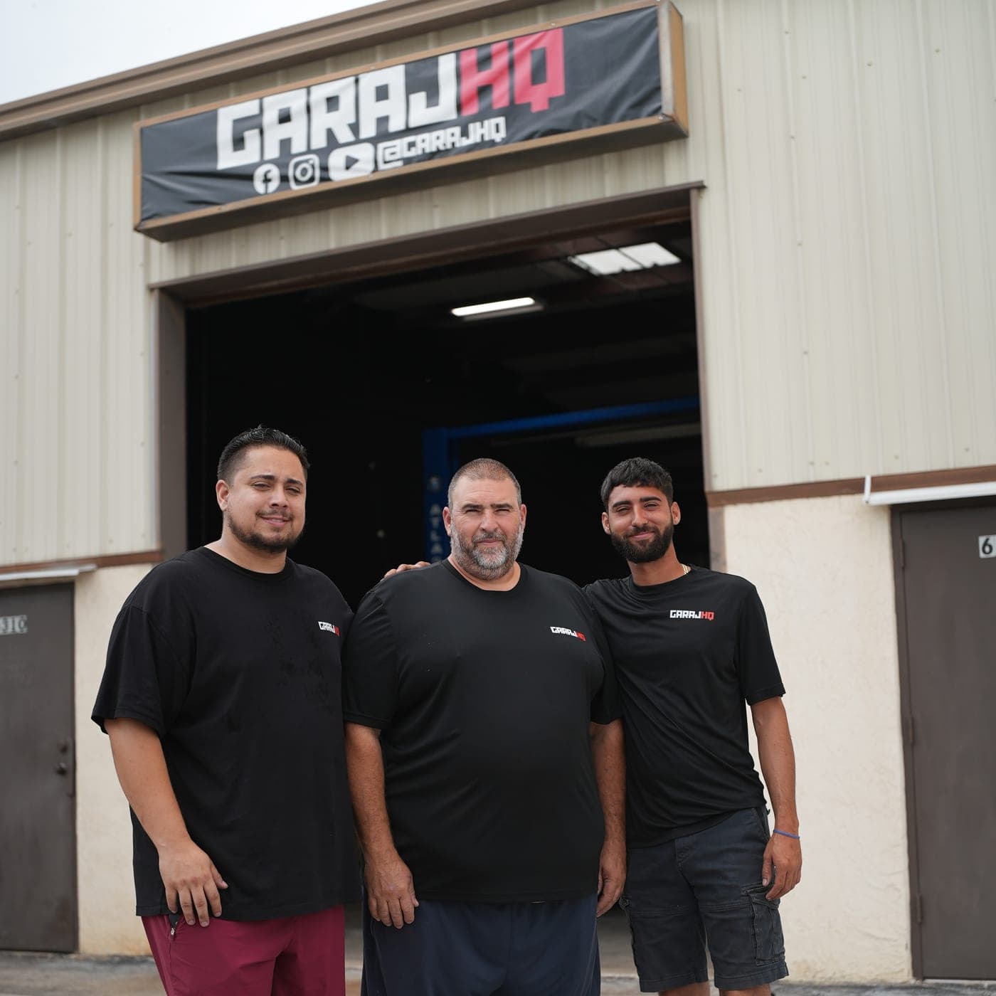 Alexander, Justin y Alex frente al portón del taller GarajHQ en Homosassa